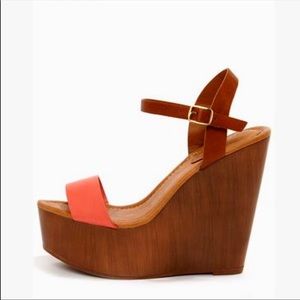 Adorable statement wedges size 7